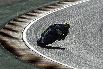 Rossi asegura que Yamaha debe cambiar todo, menos a los pilotos