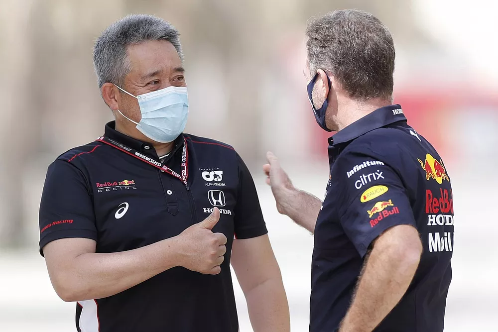 Masashi Yamamoto, General Manager, Honda Motorsport, with Christian Horner, Team Principal, Red Bull Racing