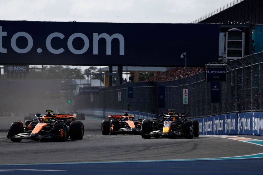 Lando Norris, McLaren MCL38, Max Verstappen, Red Bull Racing RB20, Oscar Piastri, McLaren MCL38