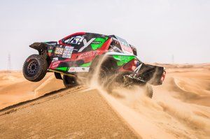 Spok&oacute;j zapewnił podium