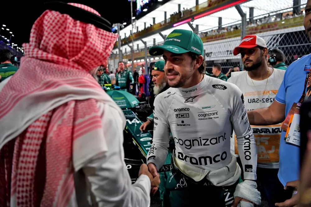Fernando Alonso, Aston Martin F1 Team, en la parrilla con dignatarios saudíes