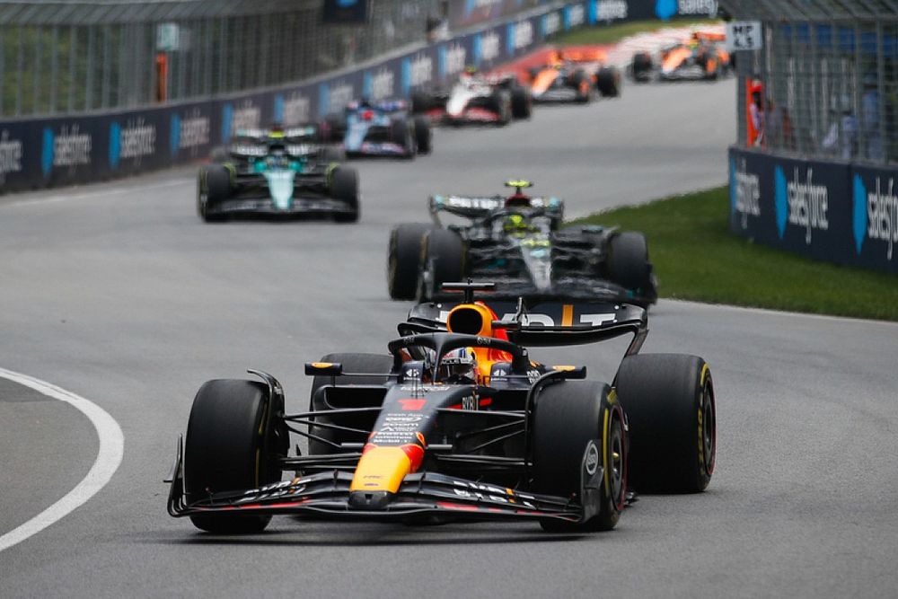 Max Verstappen, Red Bull Racing RB19, Lewis Hamilton, Mercedes F1 W14, Fernando Alonso, Aston Martin AMR23, el resto de la parrilla en la primera vuelta.
