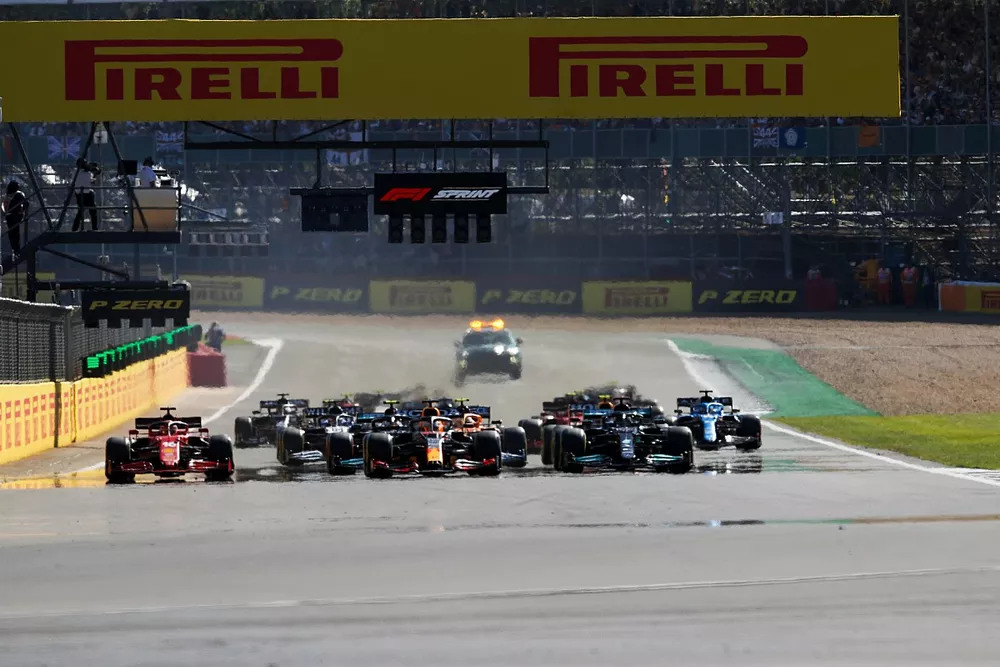 Lewis Hamilton, Mercedes W12, Max Verstappen, Red Bull Racing RB16B, Valtteri Bottas, Mercedes W12, Charles Leclerc, Ferrari SF21, and the rest of the field at the start