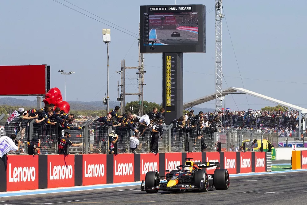 Max Verstappen, Red Bull Racing RB18, 1&ordf; posici&oacute;n, cruza la l&iacute;nea de meta y se lleva la victoria para alegr&iacute;a de su equipo en el muro de boxes