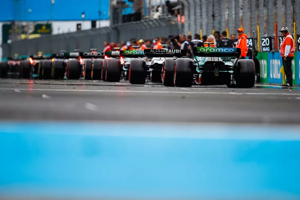 Lance Stroll, Aston Martin AMR22, Yuki Tsunoda, AlphaTauri AT03, Sebastian Vettel, Aston Martin AMR22, op de grid voor de start