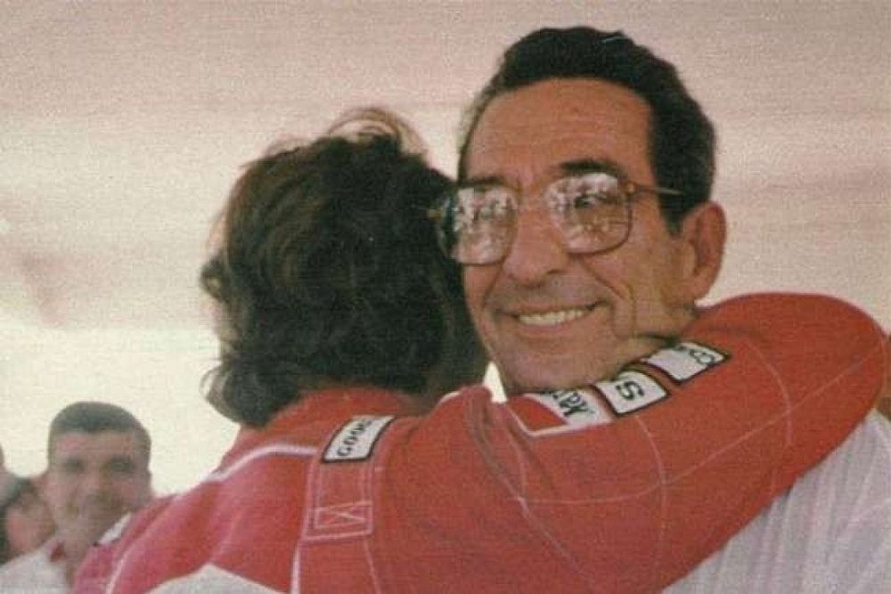 Milton Senna abraza a Ayrton Senna