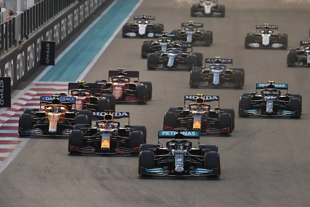 Lewis Hamilton, Mercedes W12, Max Verstappen, Red Bull Racing RB16B, Sergio Perez, Red Bull Racing RB16B, Lando Norris, McLaren MCL35M, de rest van het veld bij de start