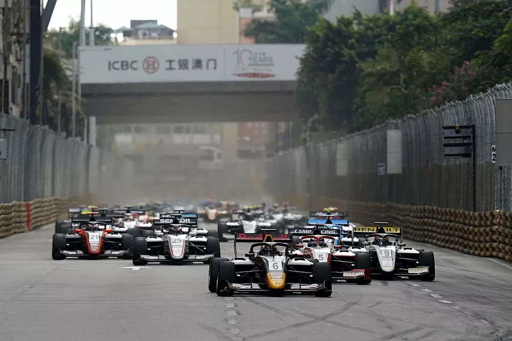Start action, J&uuml;ri Vips, Hitech Grand Prix leads.