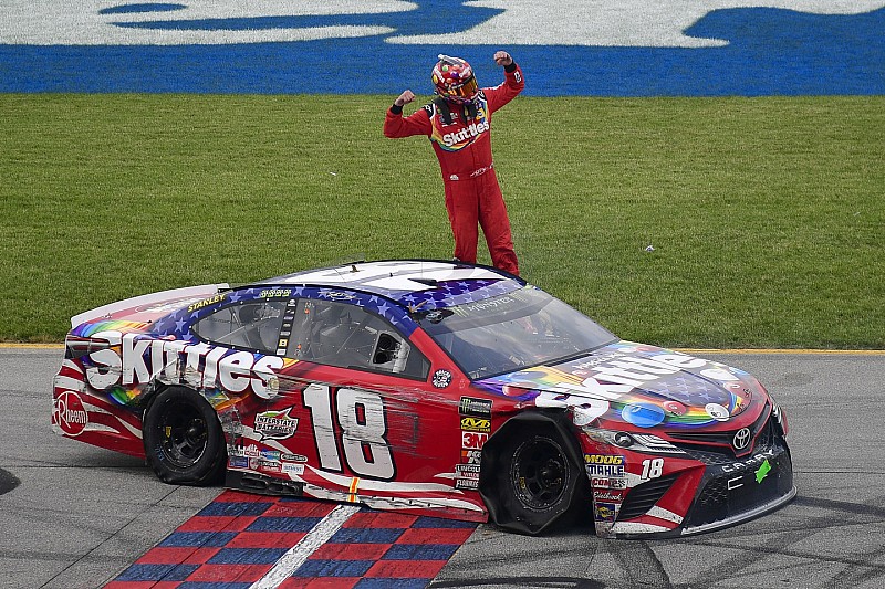 Busch supera a Larson en la última vuelta y se lleva Chicagoland