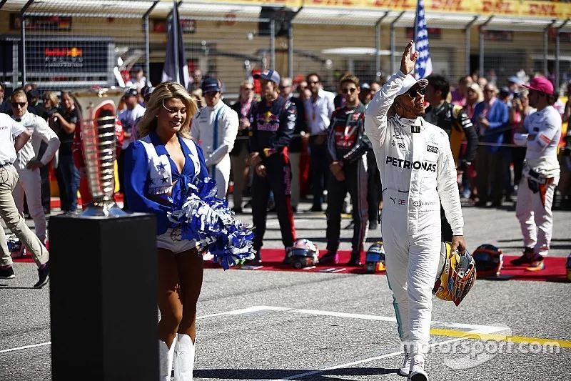 Lewis Hamilton, Mercedes AMG F1, tijdens de rijdersparade
