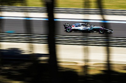 Хэмилтон на 0,7 секунды опередил пилотов Red Bull во второй тренировке