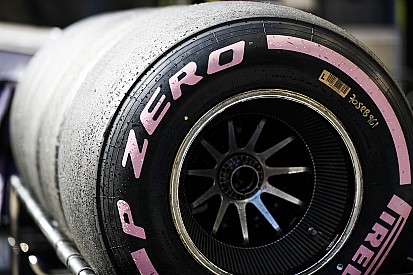 Vettel a mercedeseseknél lágyabb taktikával indul Szocsiban