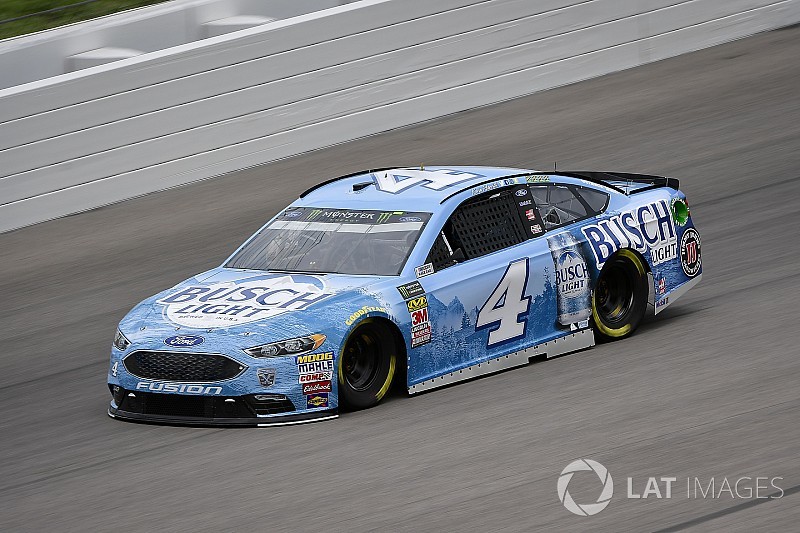 Kevin Harvick logra la pole en Kansas y Suárez en 14°