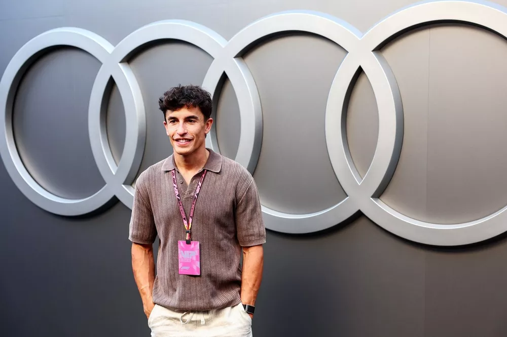 Marc Márquez visita el garaje de Audi en la F1
