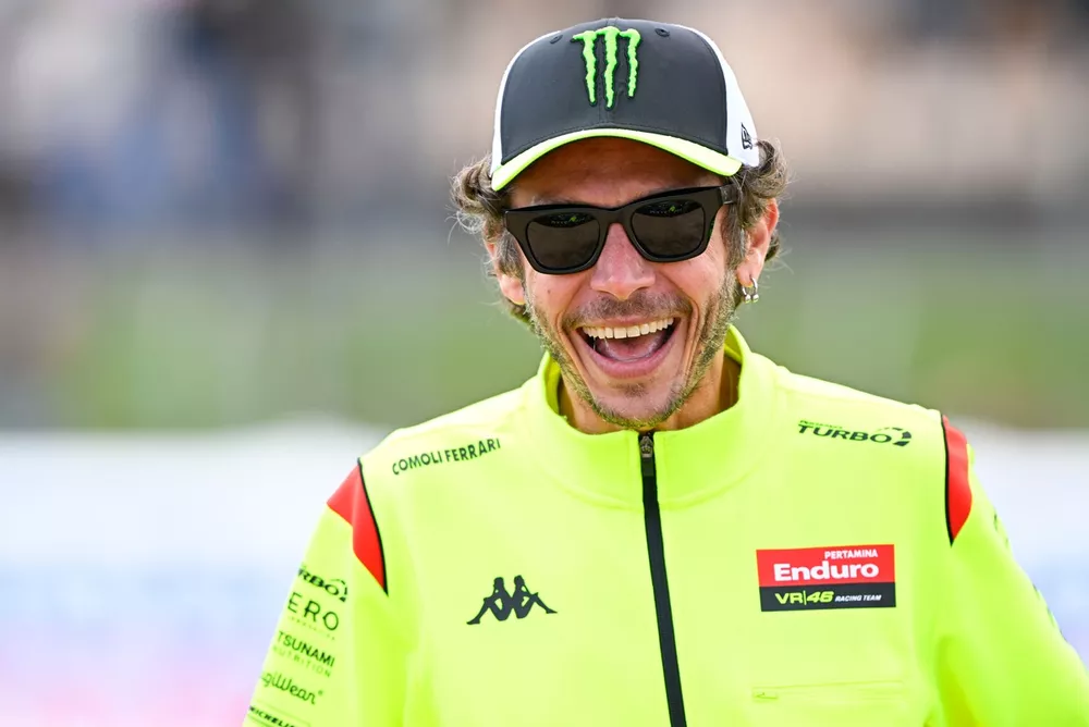 Valentino Rossi celebra la vittoria di Fabio Di Giannantonio 
