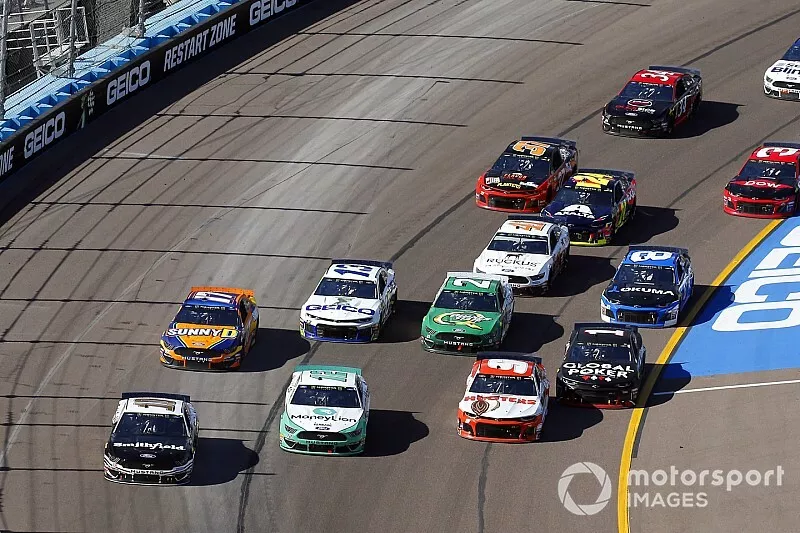 Aric Almirola, Stewart-Haas Racing, Ford Mustang Smithfield, Ryan Blaney, Team Penske, Ford Mustang MoneyLion and Chase Elliott, Hendrick Motorsports, Chevrolet Camaro Hooters