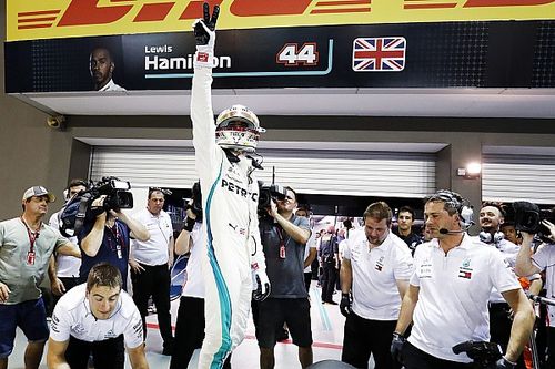 GP Singapuru: Hamilton pędzi po pole position, przed Verstappenem