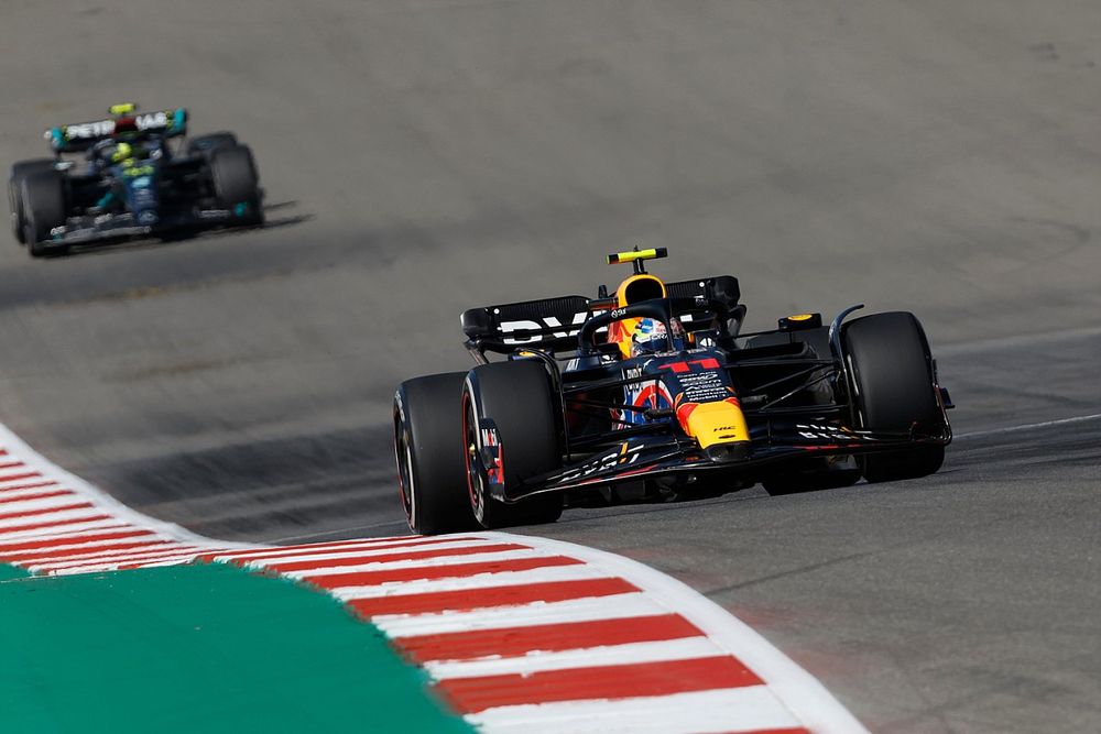 Sergio Perez, Red Bull Racing RB19, Lewis Hamilton, Mercedes F1 W14