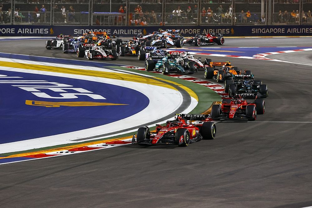 Carlos Sainz, Ferrari SF-23, Charles Leclerc, Ferrari SF-23, George Russell, Mercedes F1 W14, Lando Norris, McLaren MCL60, Fernando Alonso, Aston Martin AMR23, el resto de la parrilla en la primera vuelta.