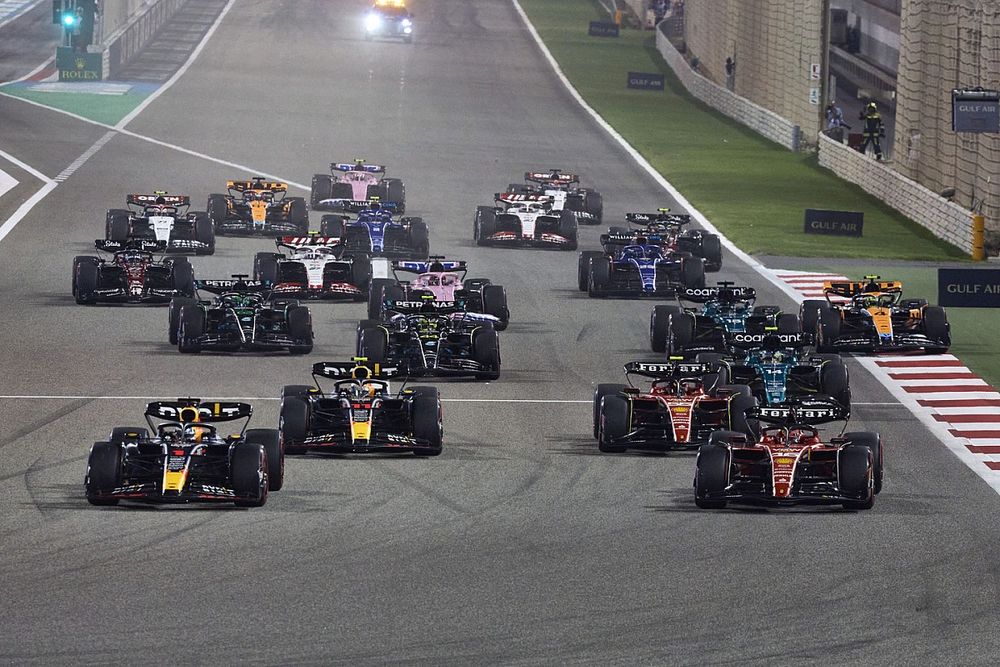 Max Verstappen, Red Bull Racing RB19, Sergio Perez, Red Bull Racing RB19, Charles Leclerc, Ferrari SF-23, Carlos Sainz, Ferrari SF-23, Fernando Alonso, Aston Martin AMR23, the rest of the field at the start