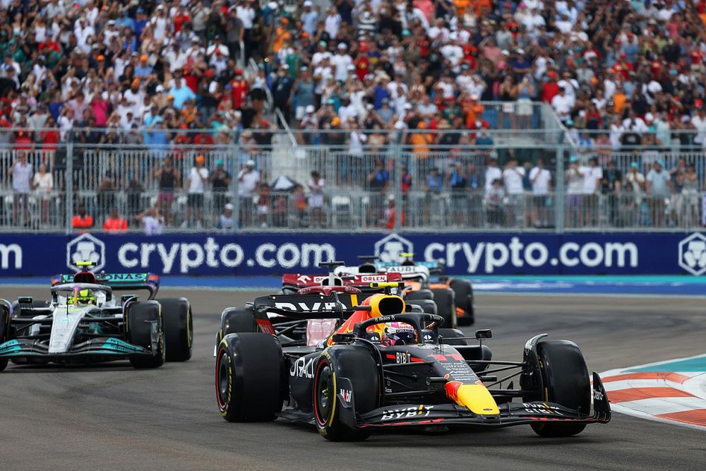 Sergio Pérez, Red Bull Racing RB18, Valtteri Bottas, Alfa Romeo C42, Lewis Hamilton, Mercedes W13