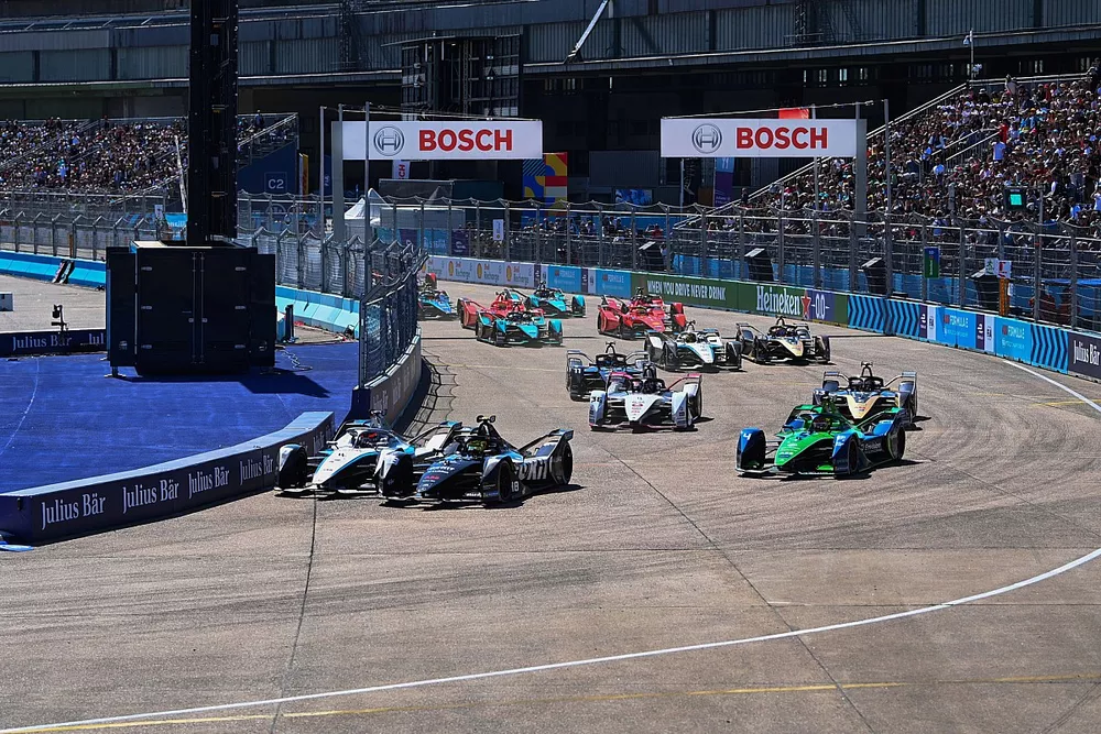 Edoardo Mortara, Venturi Racing, Silver Arrow 02, Nyck de Vries, Mercedes-Benz EQ, EQ Silver Arrow 02, Robin Frijns, Envision Racing, Audi e-tron FE07, Andre Lotterer, Porsche, Porsche 99X Electric,  at the start