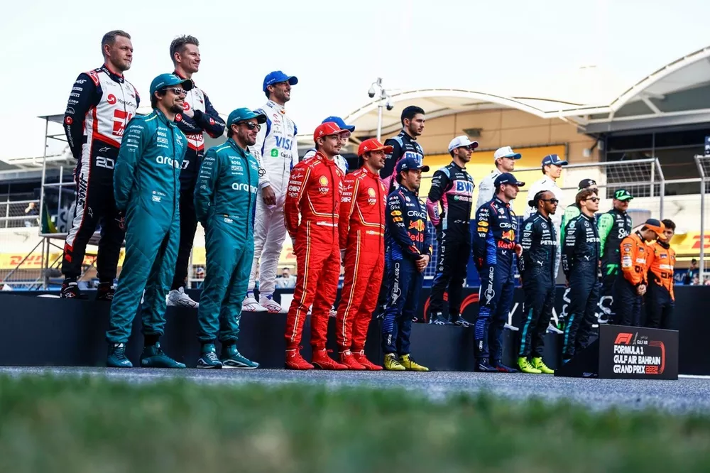 De Formule 1-grid van 2024
Bovenste rij: Kevin Magnussen, Haas F1 Team, Nico Hulkenberg, Haas F1 Team, Daniel Ricciardo, Visa Cash App RB F1 Team, Yuki Tsunoda, Visa Cash App RB F1 Team, Esteban Ocon, Alpine F1 Team, Pierre Gasly, Alpine F1 Team, Logan Sargeant, Williams Racing, Alex Albon, Williams Racing, Zhou Guanyu, Stake F1 Team Kick Sauber, Valtteri Bottas, Stake F1 Team Kick Sauber
Onderste rij: Fernando Alonso, Aston Martin F1 Team, Lance Stroll, Aston Martin F1 Team, Charles Leclerc, Scuderia Ferrari, Carlos Sainz, Scuderia Ferrari, Sergio Perez, Red Bull Racing, Max Verstappen, Red Bull Racing, Lewis Hamilton, Mercedes-AMG F1 Team, George Russell, Mercedes-AMG F1 Team, Oscar Piastri, McLaren F1 Team, Lando Norris, McLaren F1 Team. 