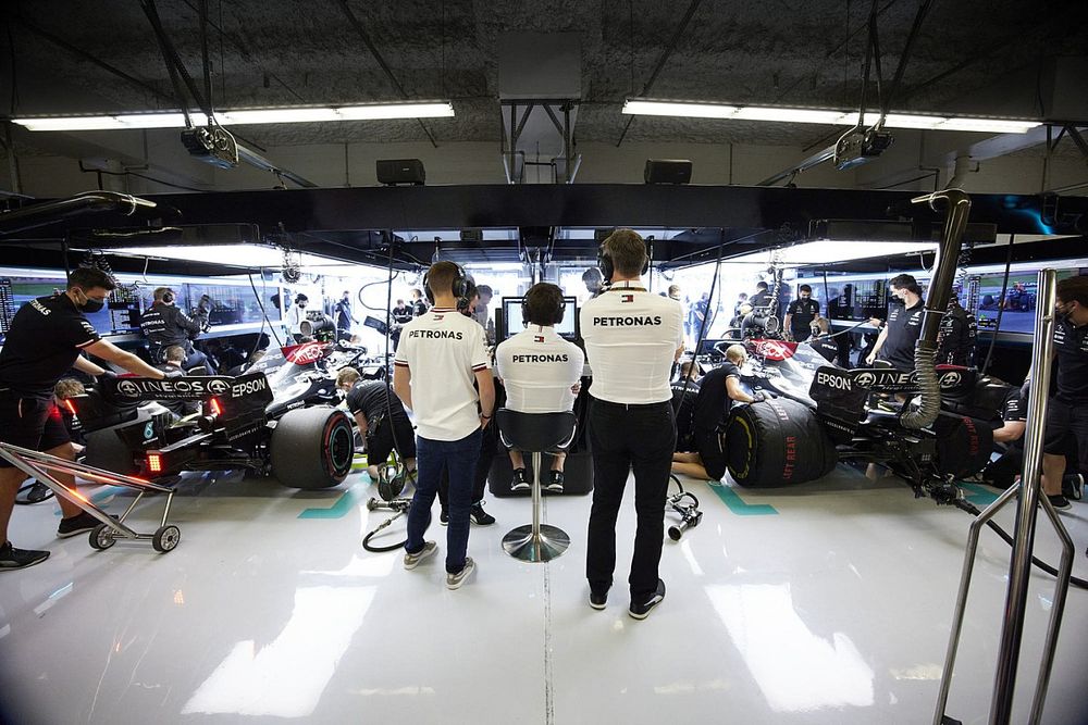 Stoffel Vandoorne, Mercedes, Toto Wolff, Team Principal and CEO, Mercedes AMG, and James Allison, Technical Director, Mercedes AMG, in the garage