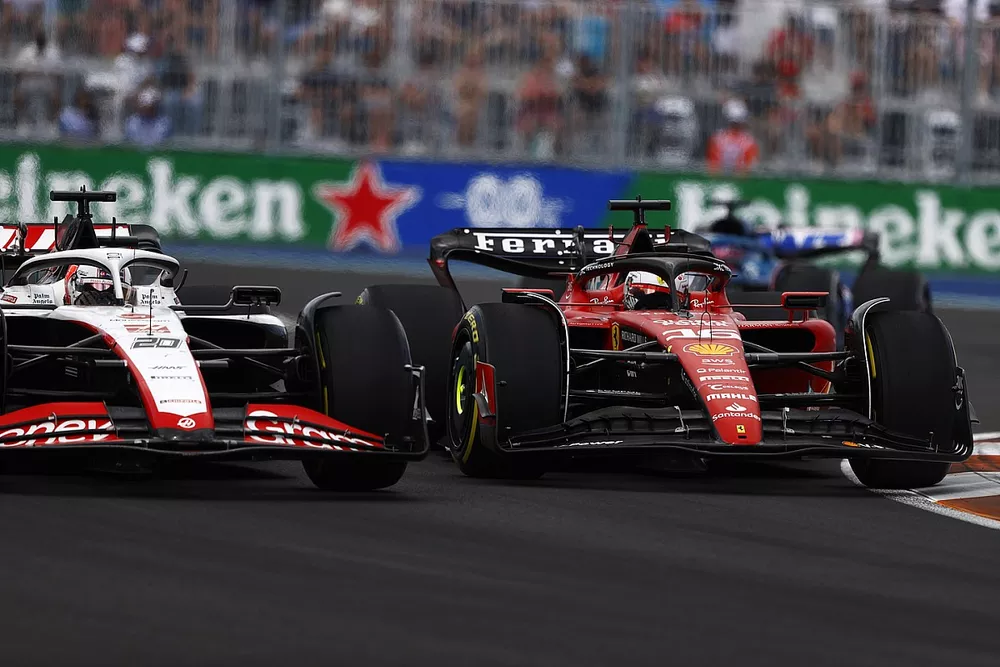 Kevin Magnussen, Haas VF-23, lucha con Charles Leclerc, Ferrari SF-23