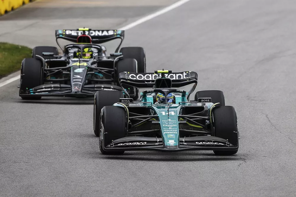 Fernando Alonso, Aston Martin AMR23, Lewis Hamilton, Mercedes F1 W14