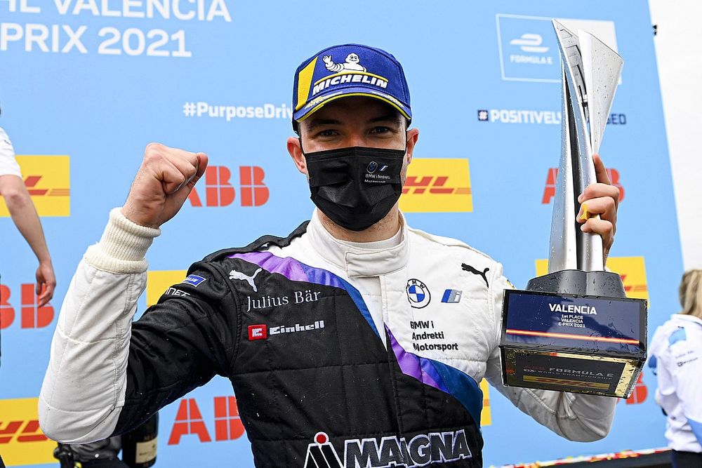Race Winner Jake Dennis, BMW i Andretti Motorsport celebrates with the trophy