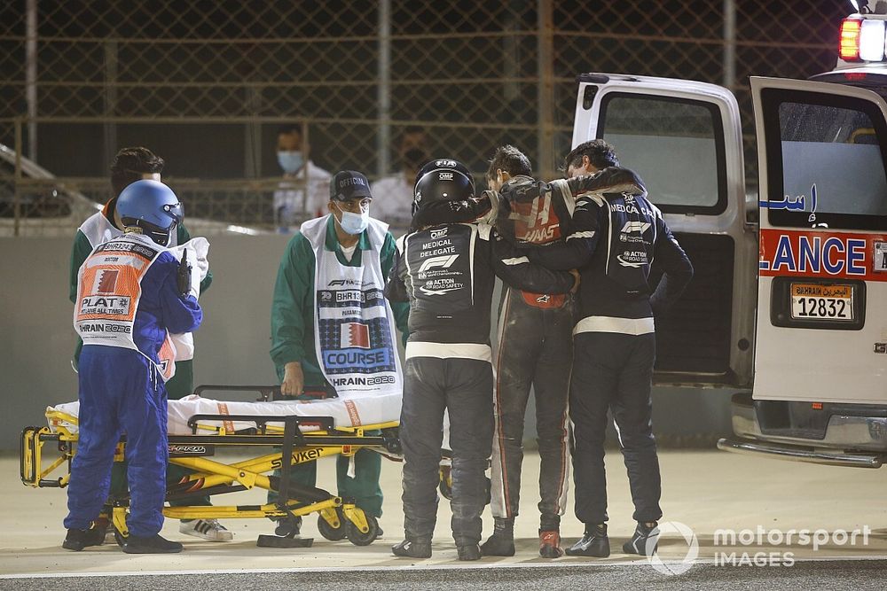 Delegados m&eacute;dicos asisten a Romain Grosjean, Haas F1, despu&eacute;s del accidente en la primera vuelta