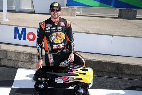 NASCAR Kansas: Chase Briscoe supera a Hamlin por la pole