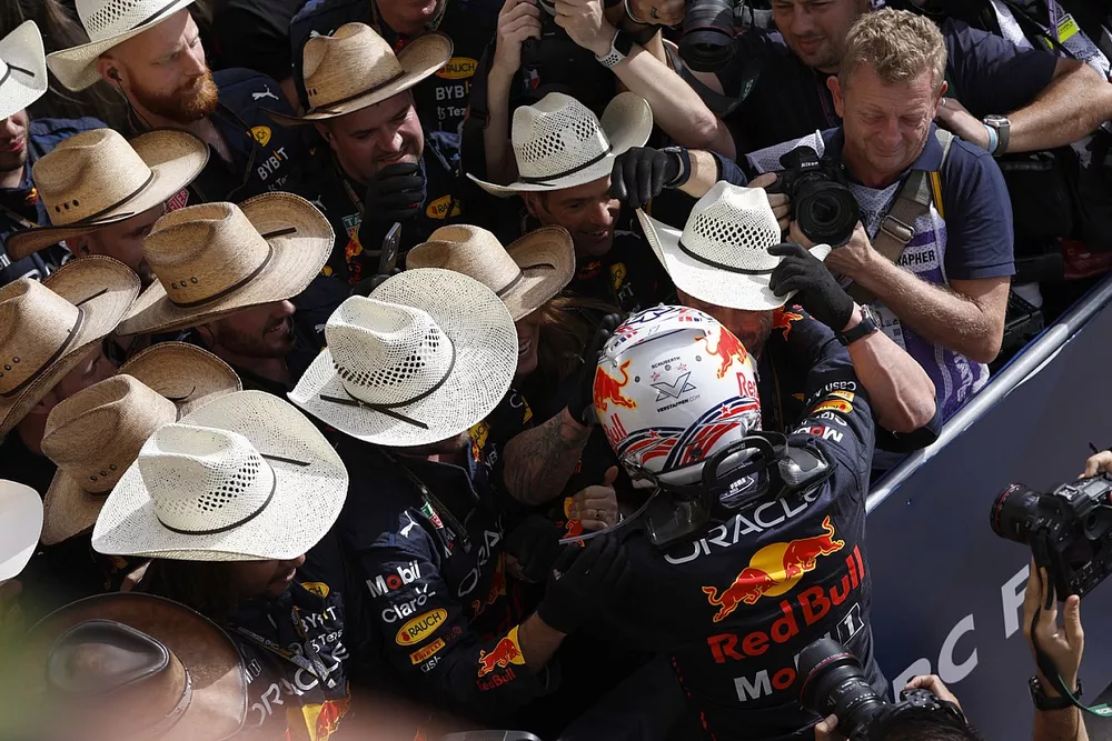 Max Verstappen, Red Bull Racing, 1&ordf; posici&oacute;n, celebra con su equipo su llegada al Parc Ferme