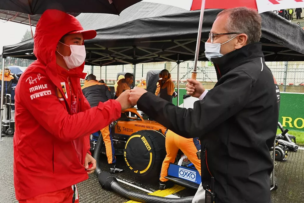 Charles Leclerc, de Ferrari, con Stefano Domenicali, director general de la F&oacute;rmula 1