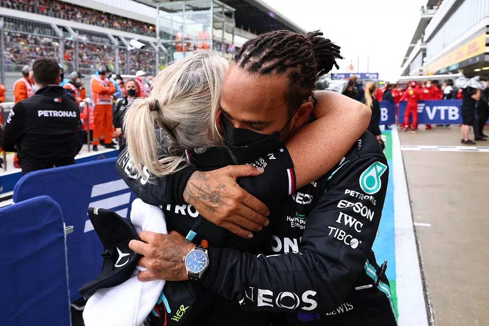 Le vainqueur Lewis Hamilton, Mercedes, avec Angela Cullen, physio de Lewis Hamilton, dans le parc fermé