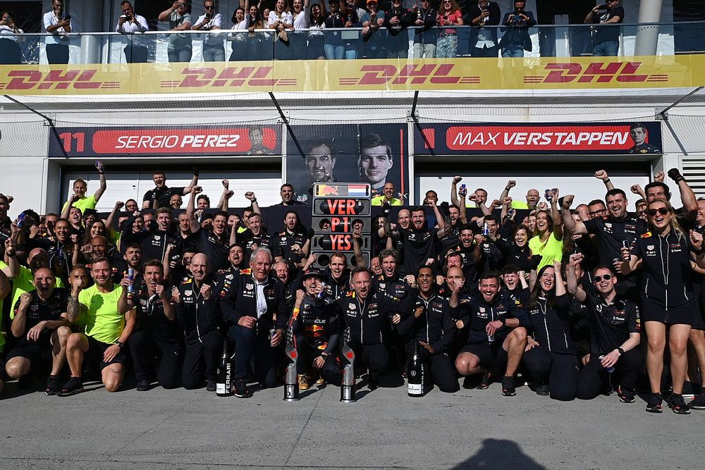 El ganador Max Verstappen, Red Bull Racing, Christian Horner, director de Red Bull Racing, Helmut Marko, asesor de Red Bull Racing, y el equipo Red Bull Racing celebran el triunfo