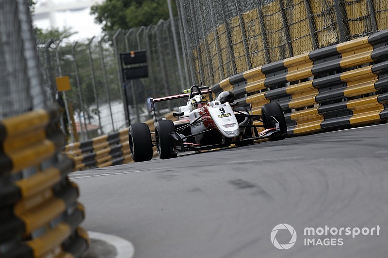 Schumacher manda en la segunda práctica en Macao