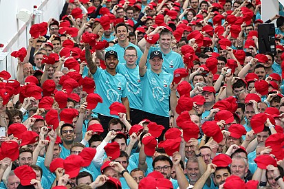 Galería: Mercedes celebra su quinto título con dedicatoria a Niki Lauda