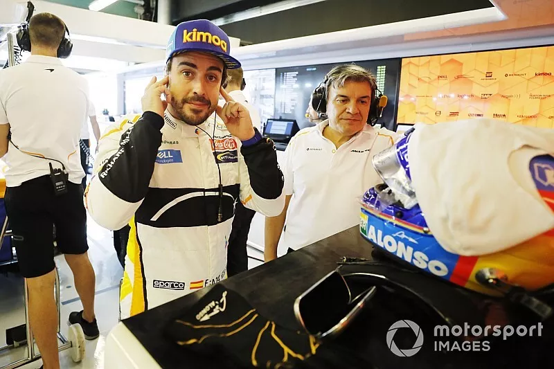 Fernando Alonso, McLaren, se pr&eacute;pare dans le garage