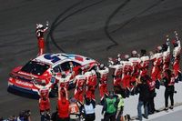 NASCAR Cup: La estrategia en boxes lleva a Larson a la victoria en Sonoma