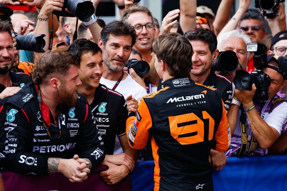 Oscar Piastri, da equipe McLaren F1, 2º colocado, é parabenizado por Mark Webber no Parc Ferme