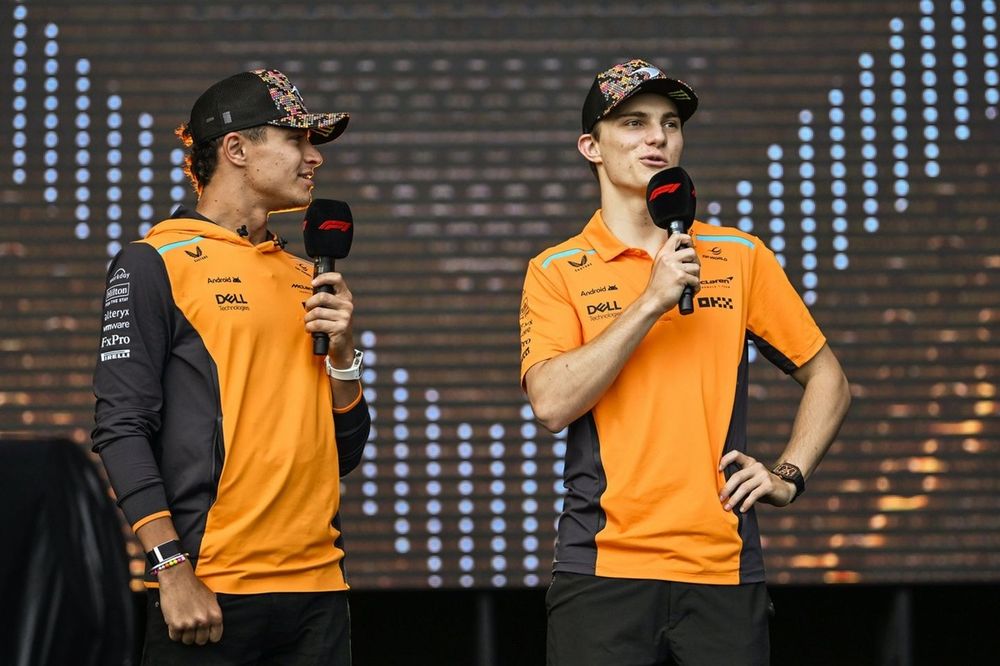 Lando Norris, da McLaren F1 Team, e Oscar Piastri, da McLaren F1 Team, são entrevistados por Ariana Bravo, apresentadora da F1 Digital, no palco da Fan Zone