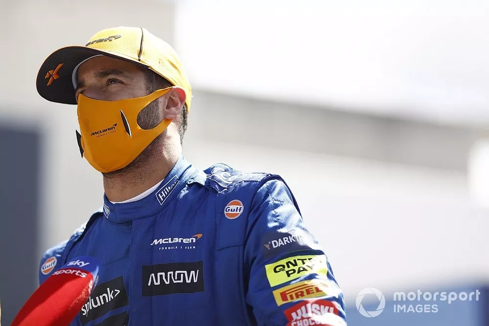Daniel Ricciardo, McLaren, wordt ge&iuml;nterviewd na de kwalificatie