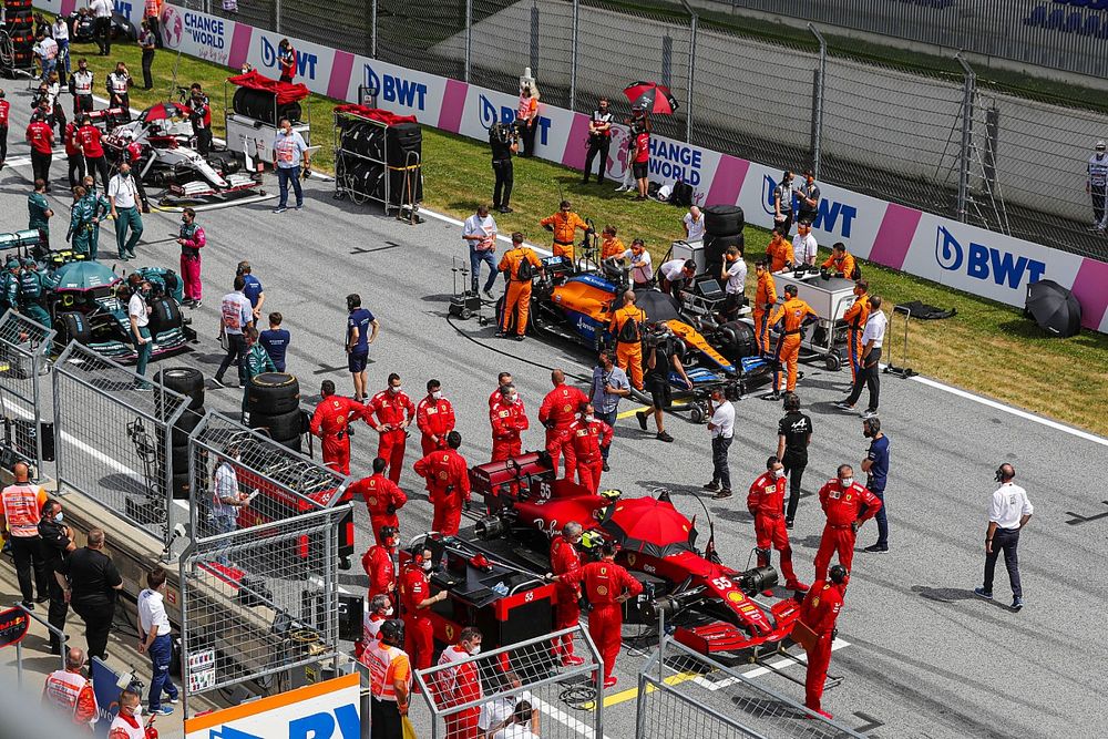 Mec&aacute;nicos en la parrilla con Carlos Sainz Jr., Ferrari SF21, y Daniel Ricciardo, McLaren MCL35M