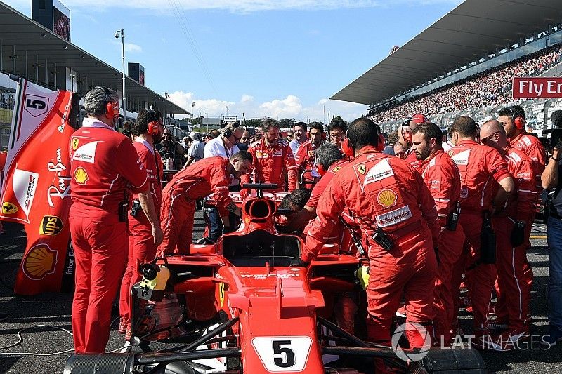 Ferrari mechanics observan el coche de Sebastian Vettel, Ferrari SF70H, problemas t&eacute;cnicos
