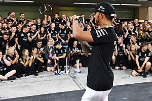 Hamilton: "2018 no ser&aacute; mi &uacute;ltimo a&ntilde;o con Mercedes, renovar&eacute;"