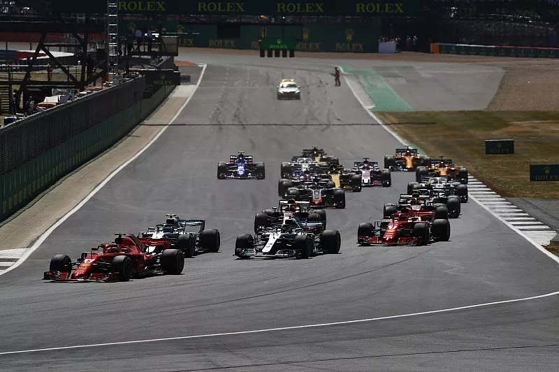 Arrancada Sebastian Vettel, Ferrari SF71H, lidera a Valtteri Bottas, Mercedes AMG F1 W09