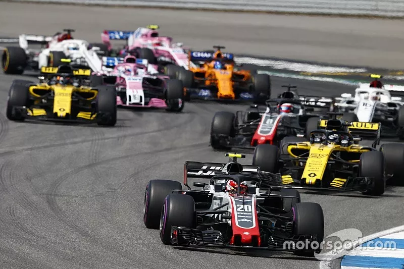 Kevin Magnussen, Haas F1 Team VF-18, devant Nico Hulkenberg, Renault Sport F1 Team R.S. 18, Romain Grosjean, Haas F1 Team VF-18, et Charles Leclerc, Sauber C37