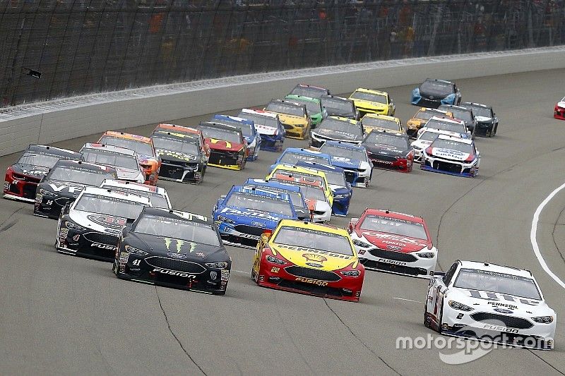 Kurt Busch, Stewart-Haas Racing, Ford Fusion Monster Energy / Haas Automation, Joey Logano, Team Penske, Ford Fusion Shell Pennzoil and Brad Keselowski, Team Penske, Ford Fusion Miller Lite green flag start